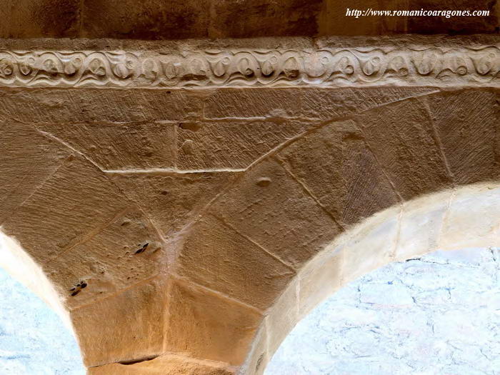 IMPOSTA CON MOTIVOS VEGETALES SOBRE LA ARQUERÍA DEL CLAUSTRO